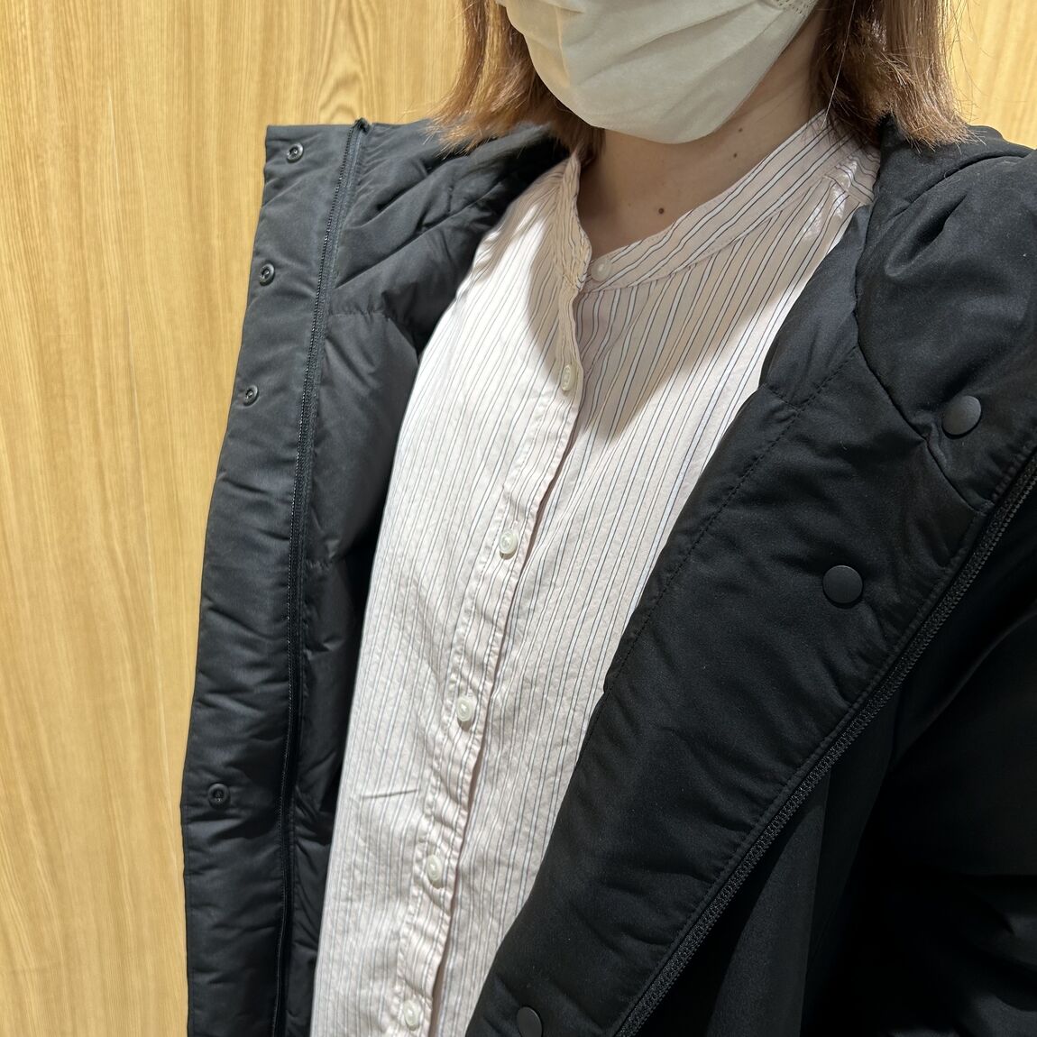 女性スタッフ　長袖ロングシャツ　ピンクストライプ