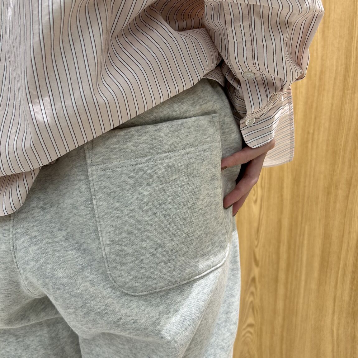 女性スタッフ　スウェットワイドパンツ