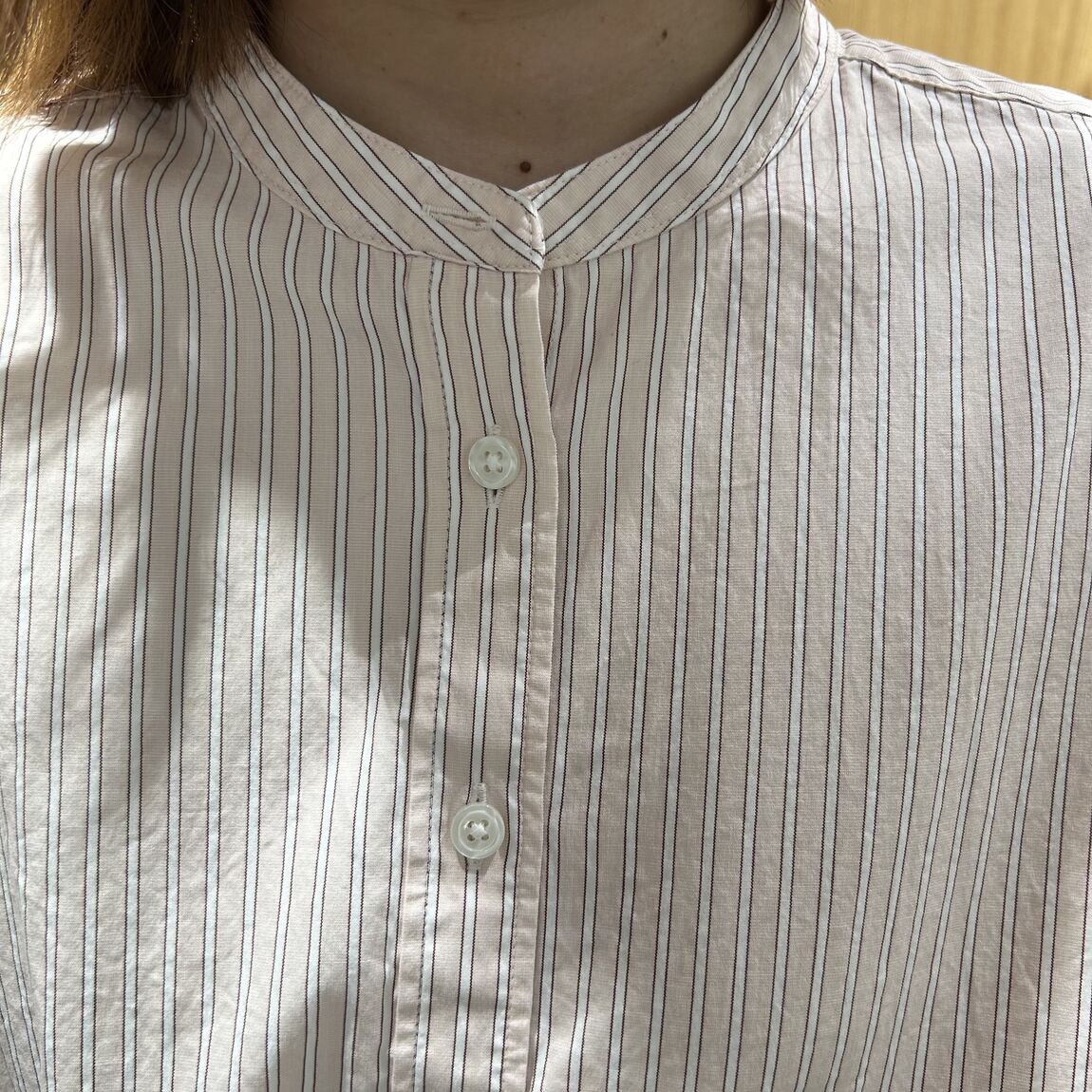 女性スタッフ　ピンクストライプ　長袖ロングシャツ