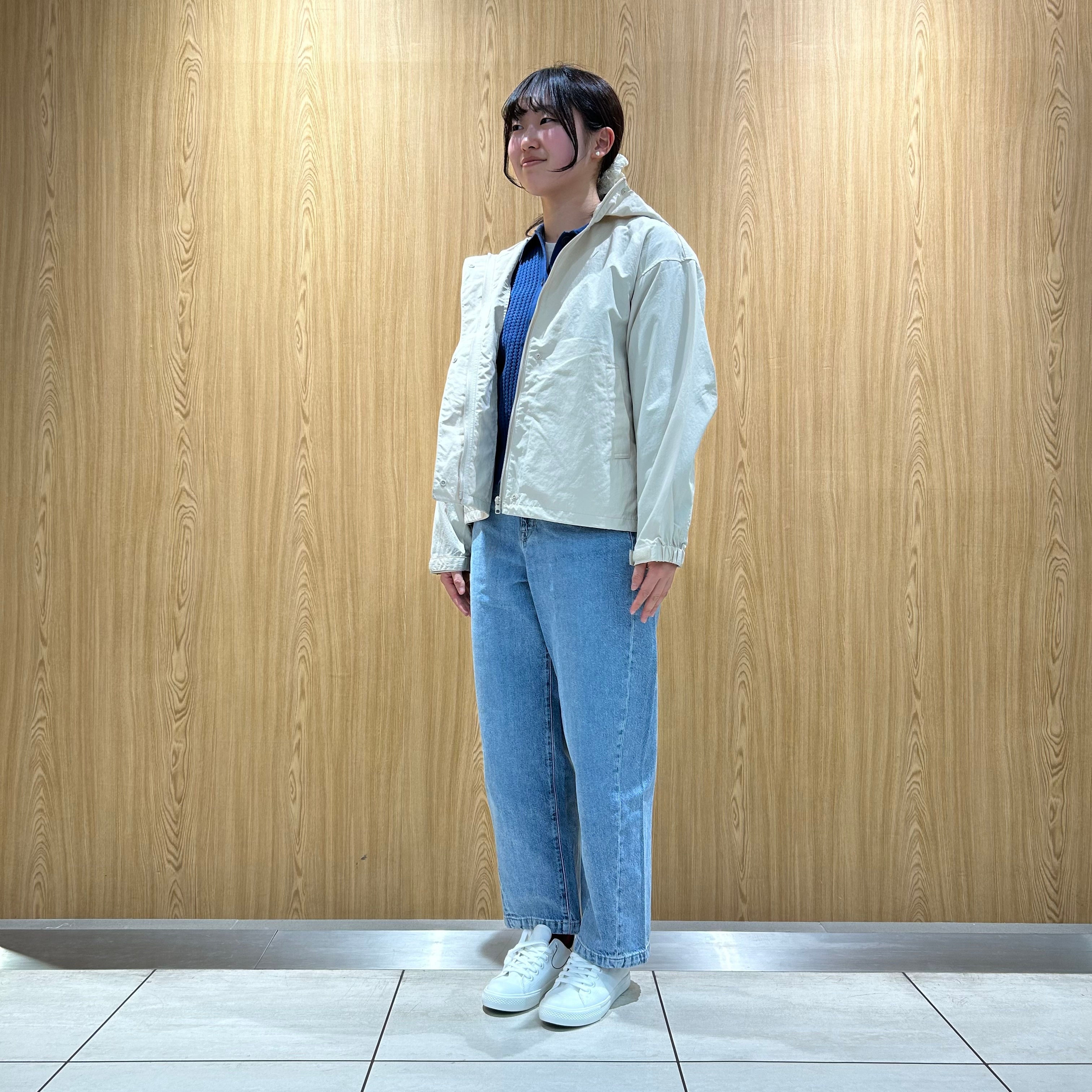 女性スタッフ　ポロカーディガン