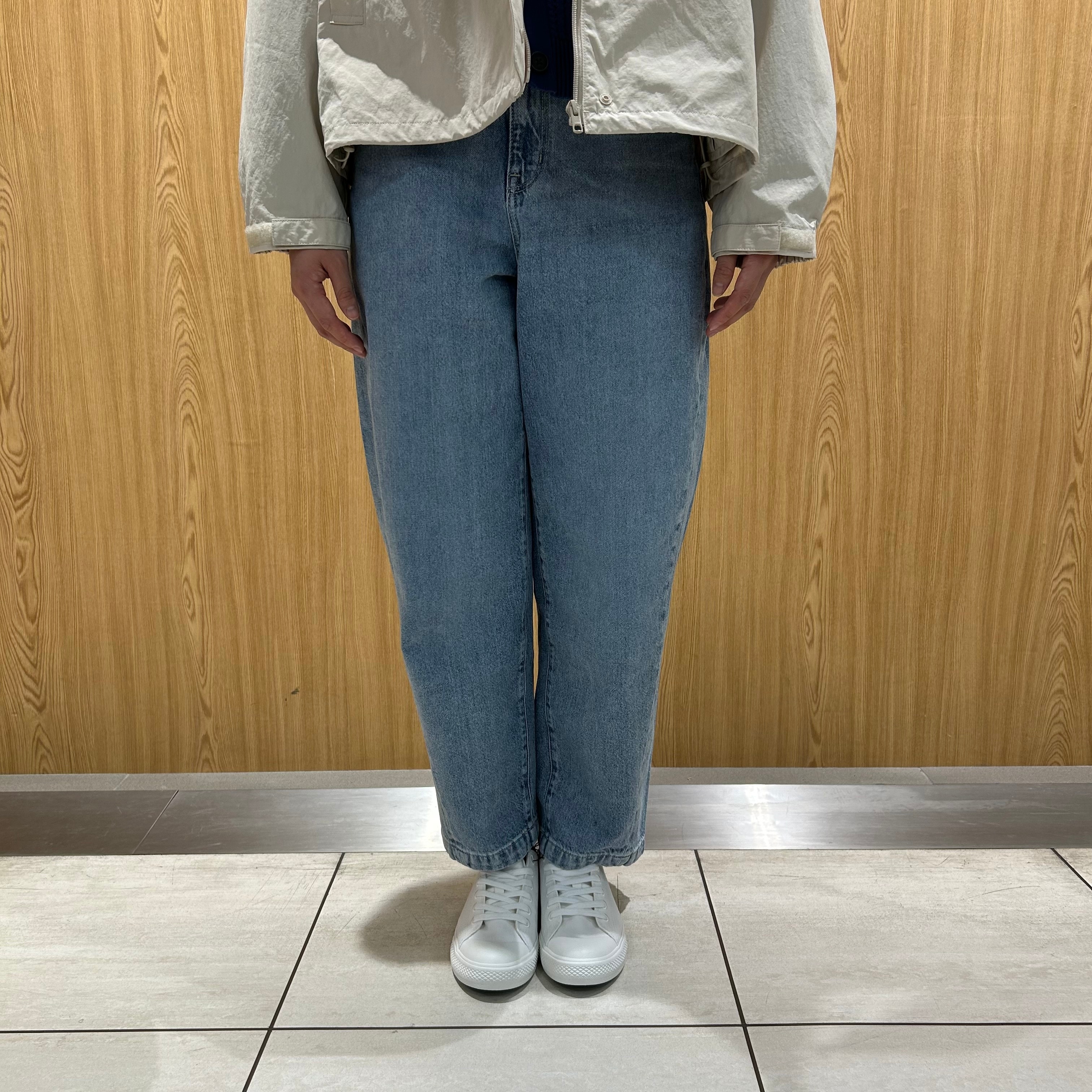 女性スタッフ　ポロカーディガン