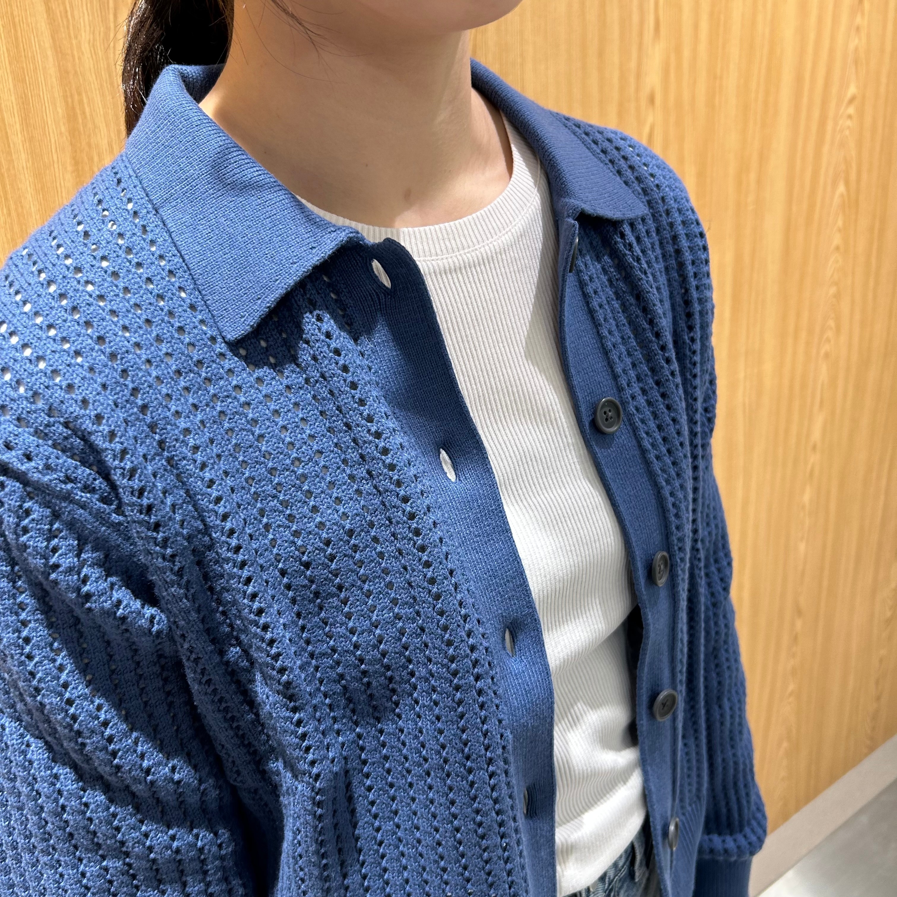 女性スタッフ　ポロカーディガン