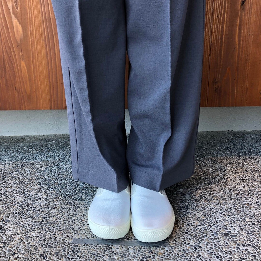 撥水タックストレートパンツ