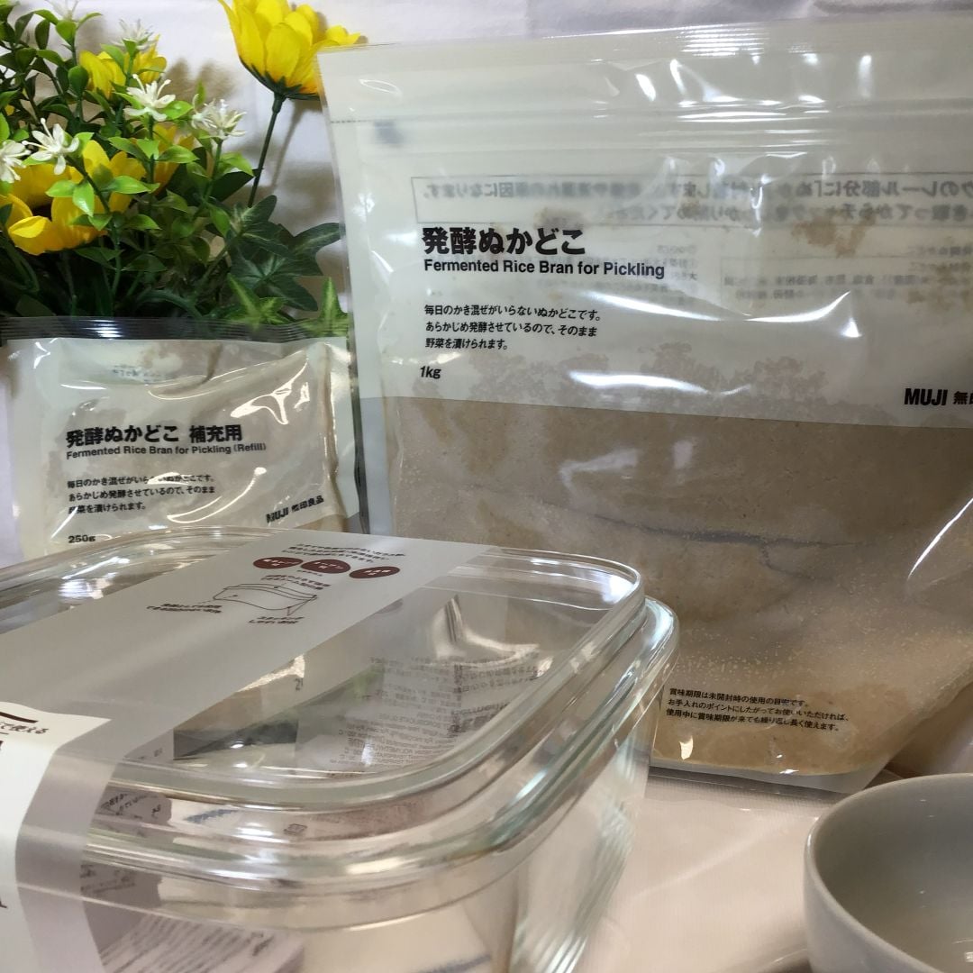 「発酵ぬかどこ」と「発酵ぬかどこ補充用」とキッチンツールやガラス容器が並ぶ画像