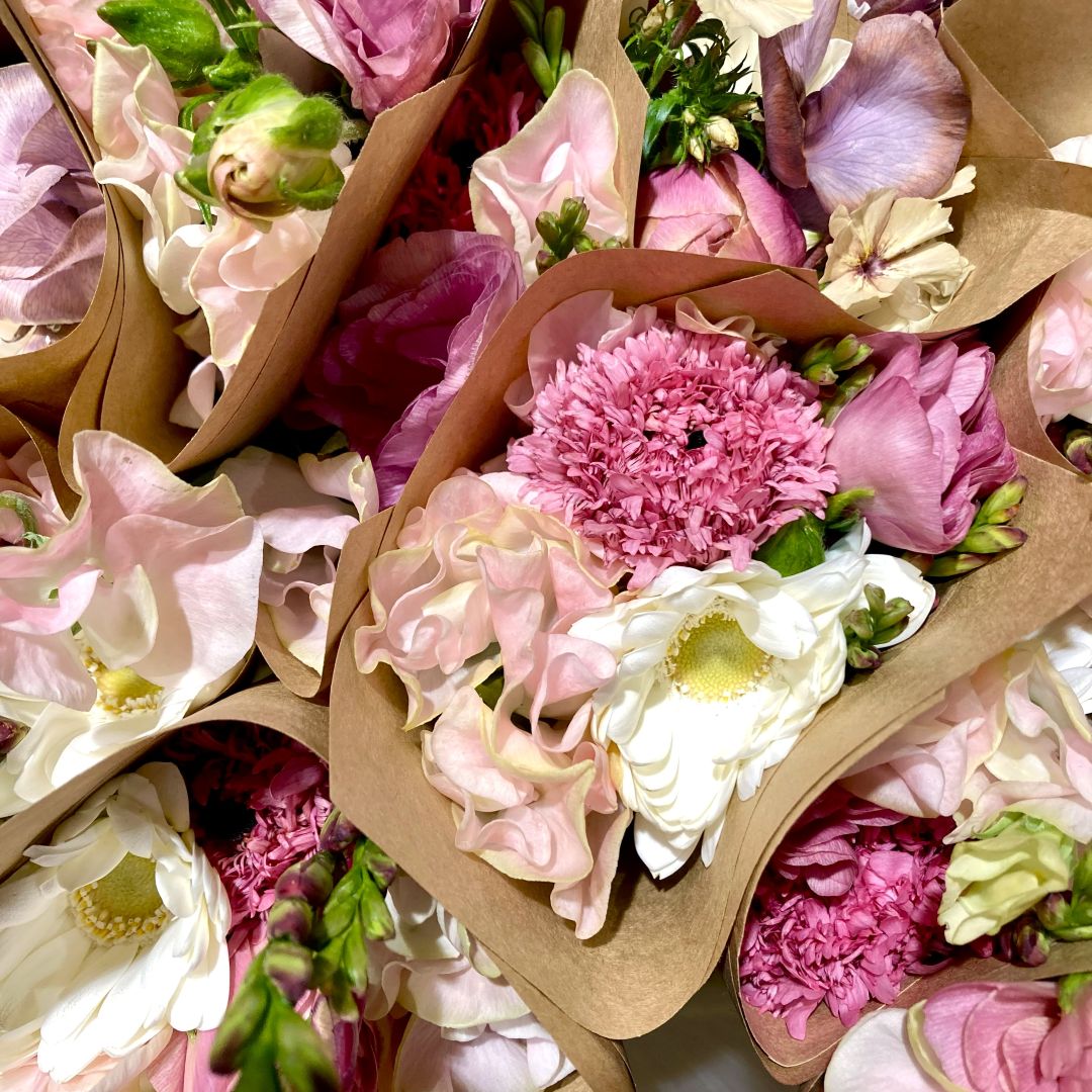 【マルエイガレリア】週末にお花を販売しています