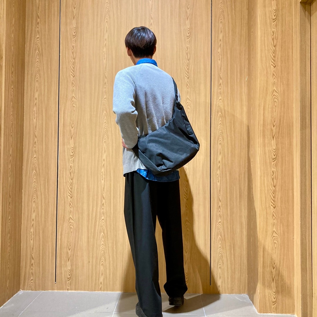 後ろ姿でショルダーバッグが見える