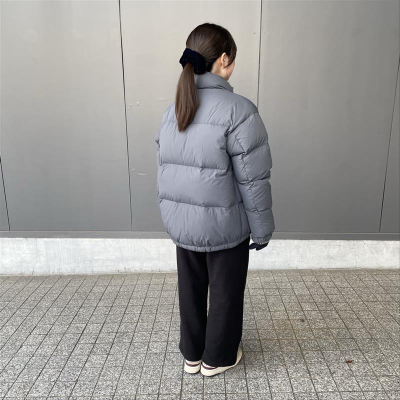 後ろを向いている女性