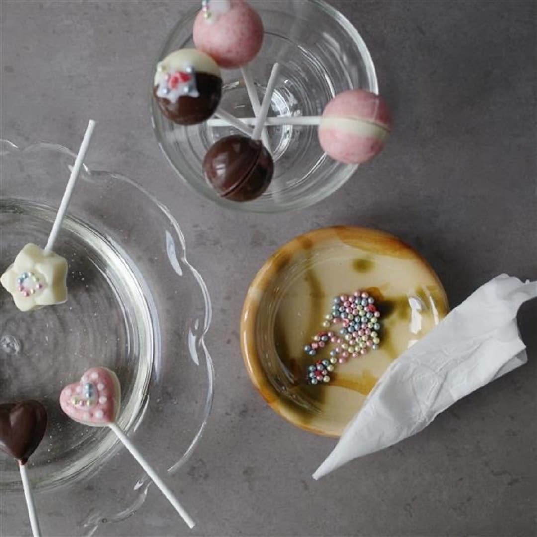 アラザンでチョコレートをデコレーションしている