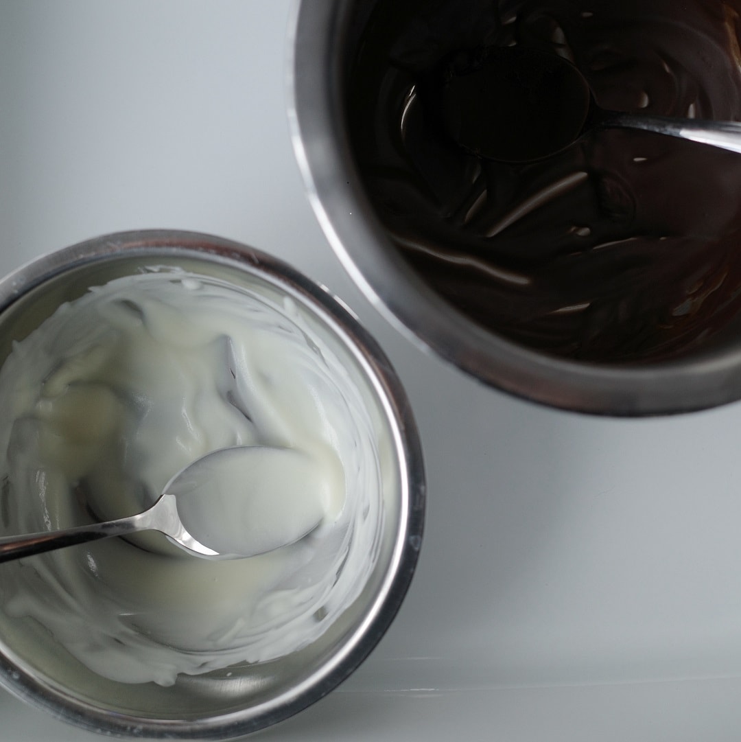 湯煎した後のチョコレート湯煎した後のチョコレート ホワイトチョコとチョコレートに分かれています