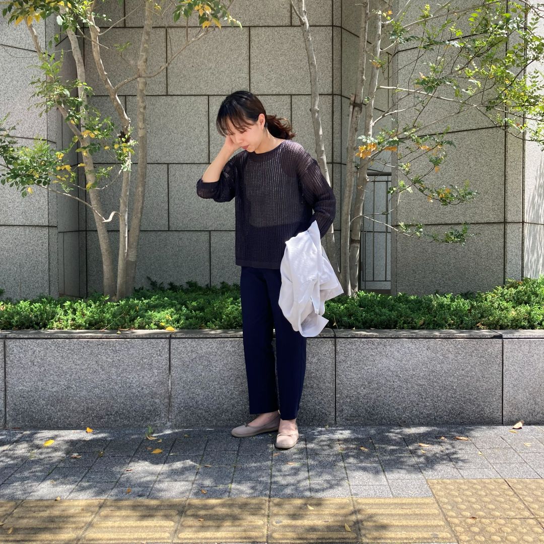 透かし編みのセーターを着た女性