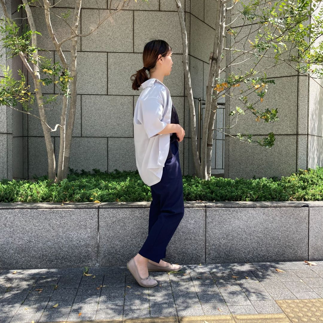 白いシャツを羽織った女性