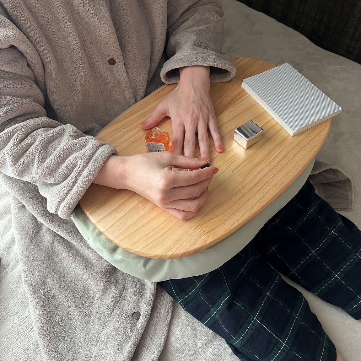 ひざの上でつかえるテーブルクッション