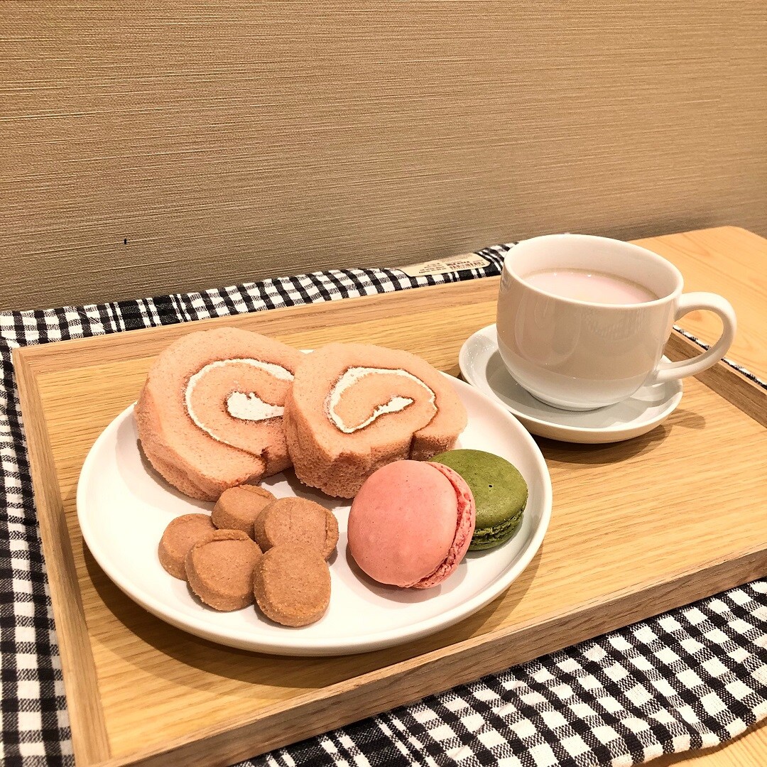 桜シリーズのお菓子とラテ