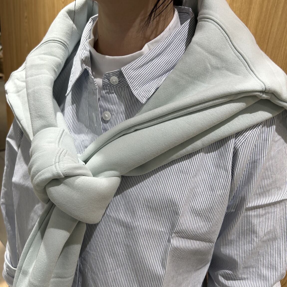 女性スタッフ　長袖シャツ　