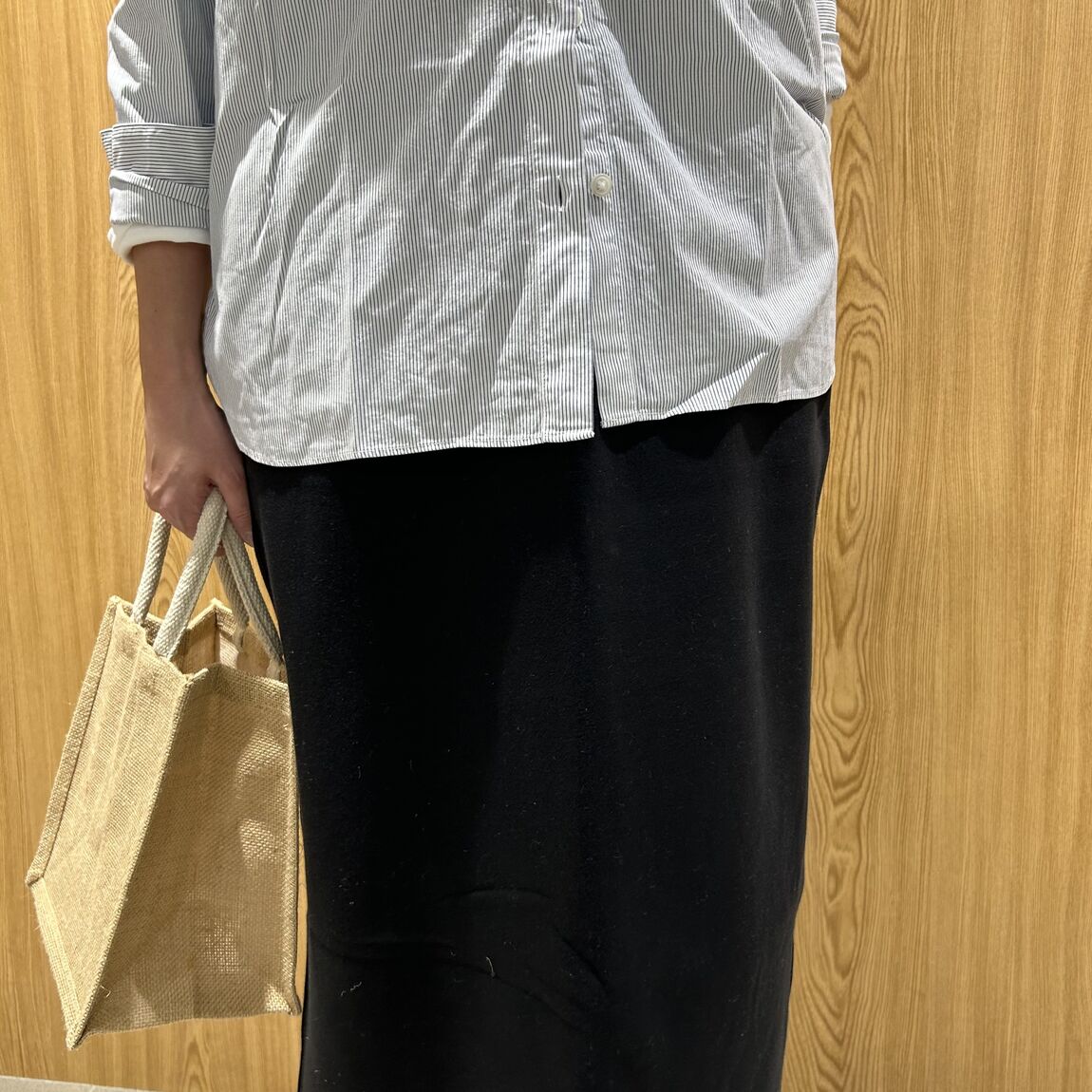 女性スタッフ　スカート　黒