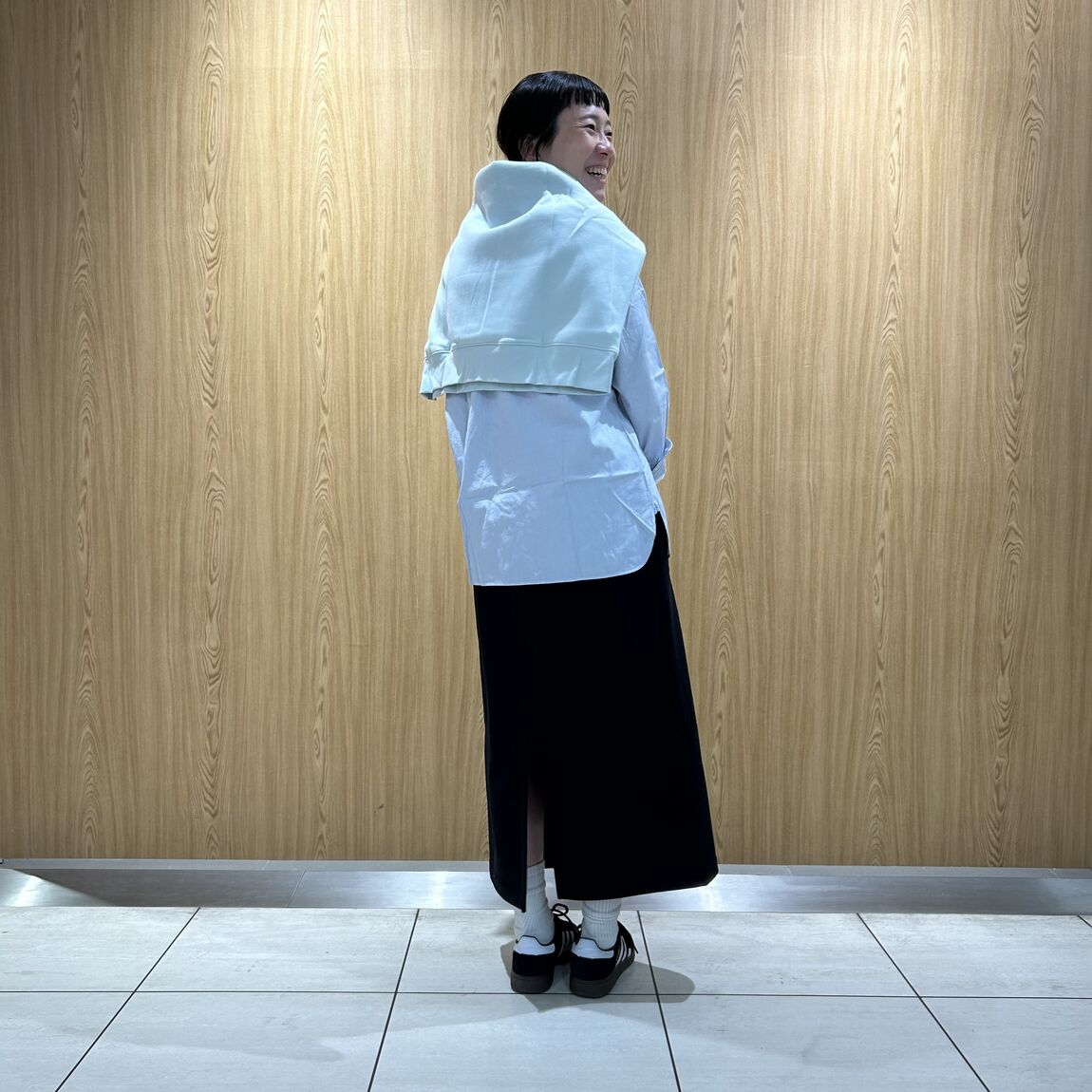 女性スタッフ　スカート　黒