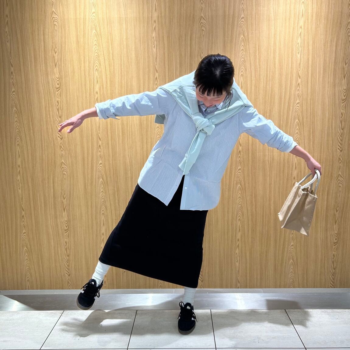 女性スタッフ　スカート　黒