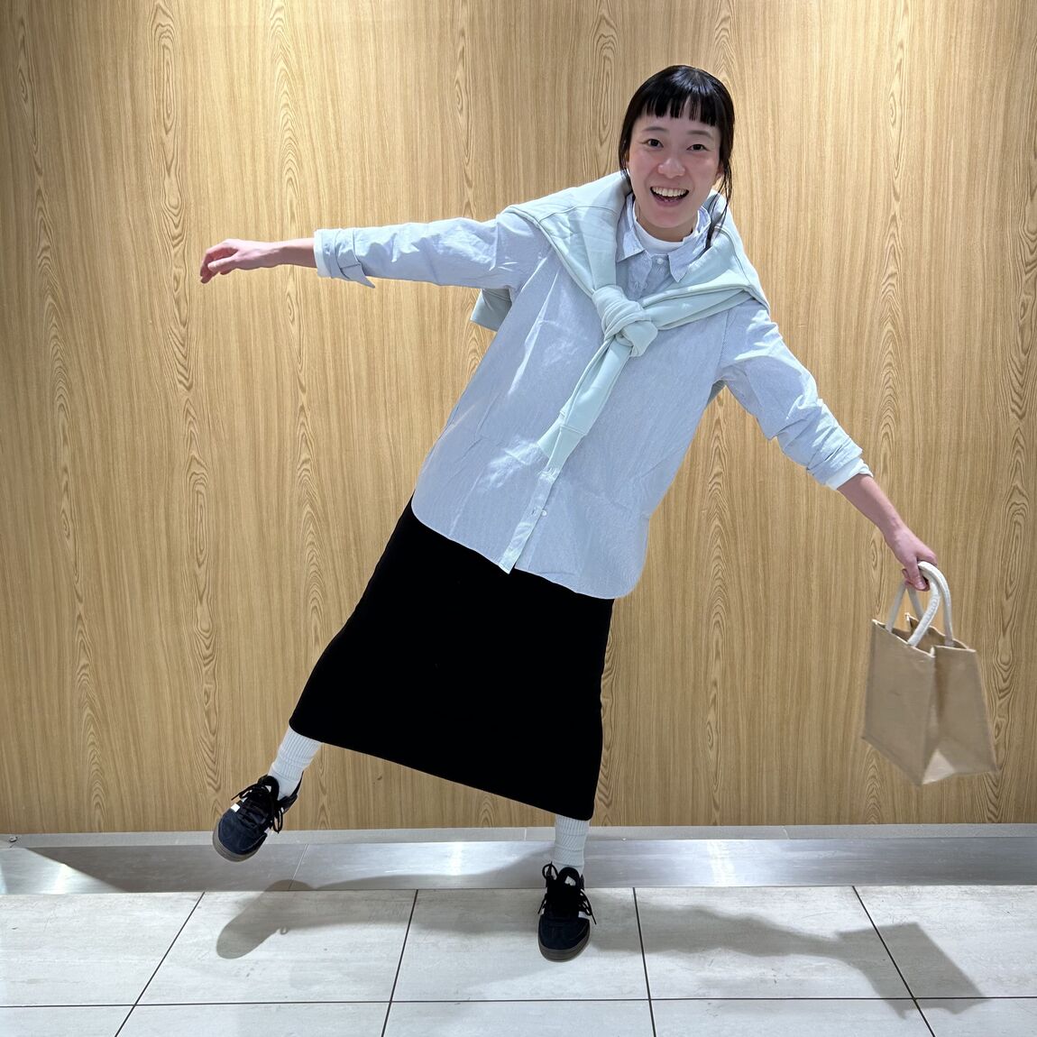 女性スタッフ　スカート　黒