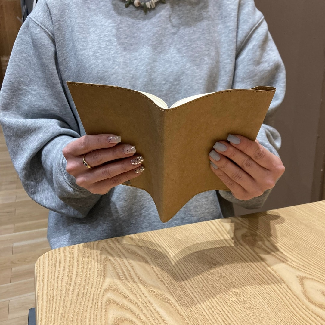 本にカバーをかけて読んでいる写真