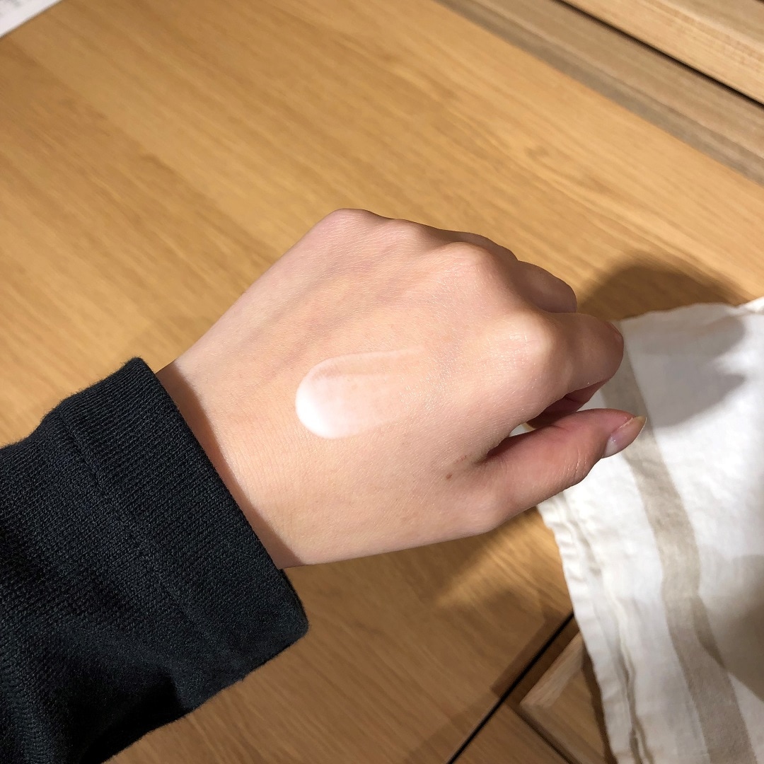 日焼け止めを手の上で伸ばしている写真