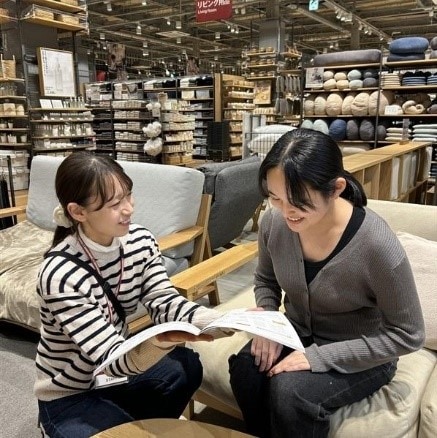 笑顔で接客するスタッフ