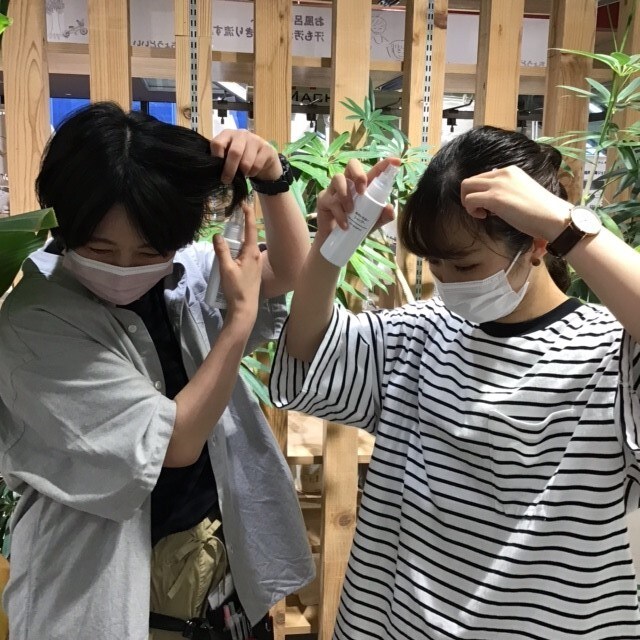スプレーしている二人