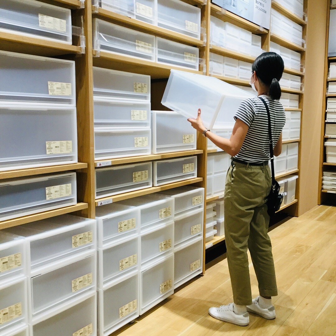 商品を持ち上げる