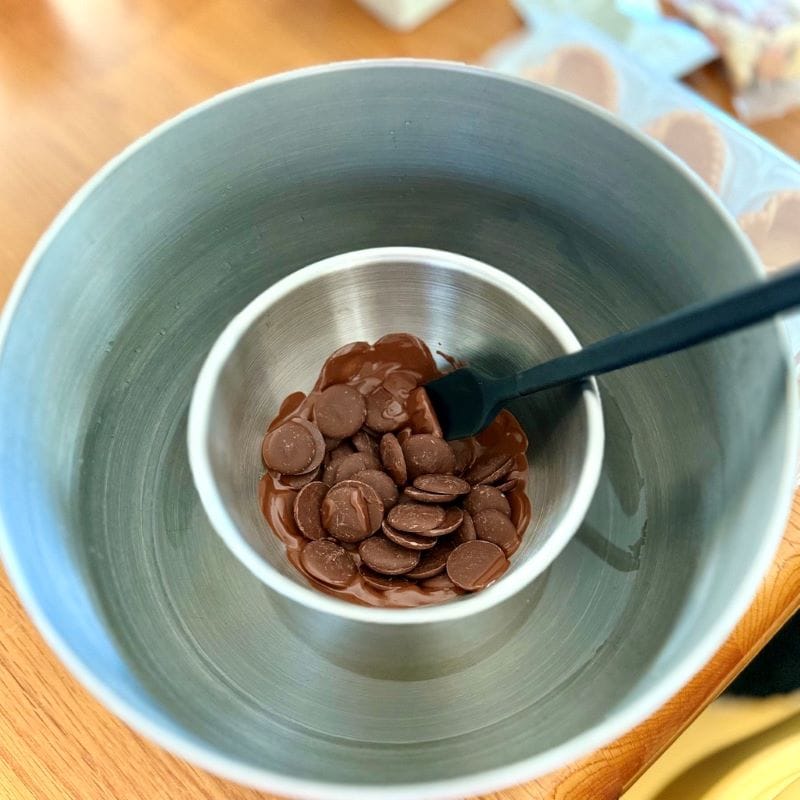 チョコレートを湯せんで溶かして固めるだけでできあがり！無印良品の「自分でつくるチョコタルト」