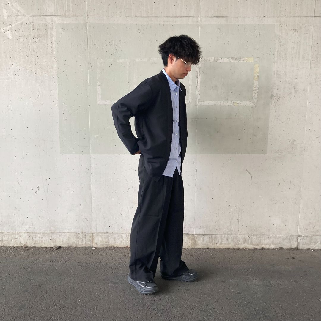 カーディガンを着用した男性