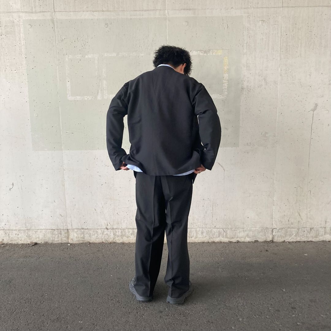 カーディガンを着用した男性