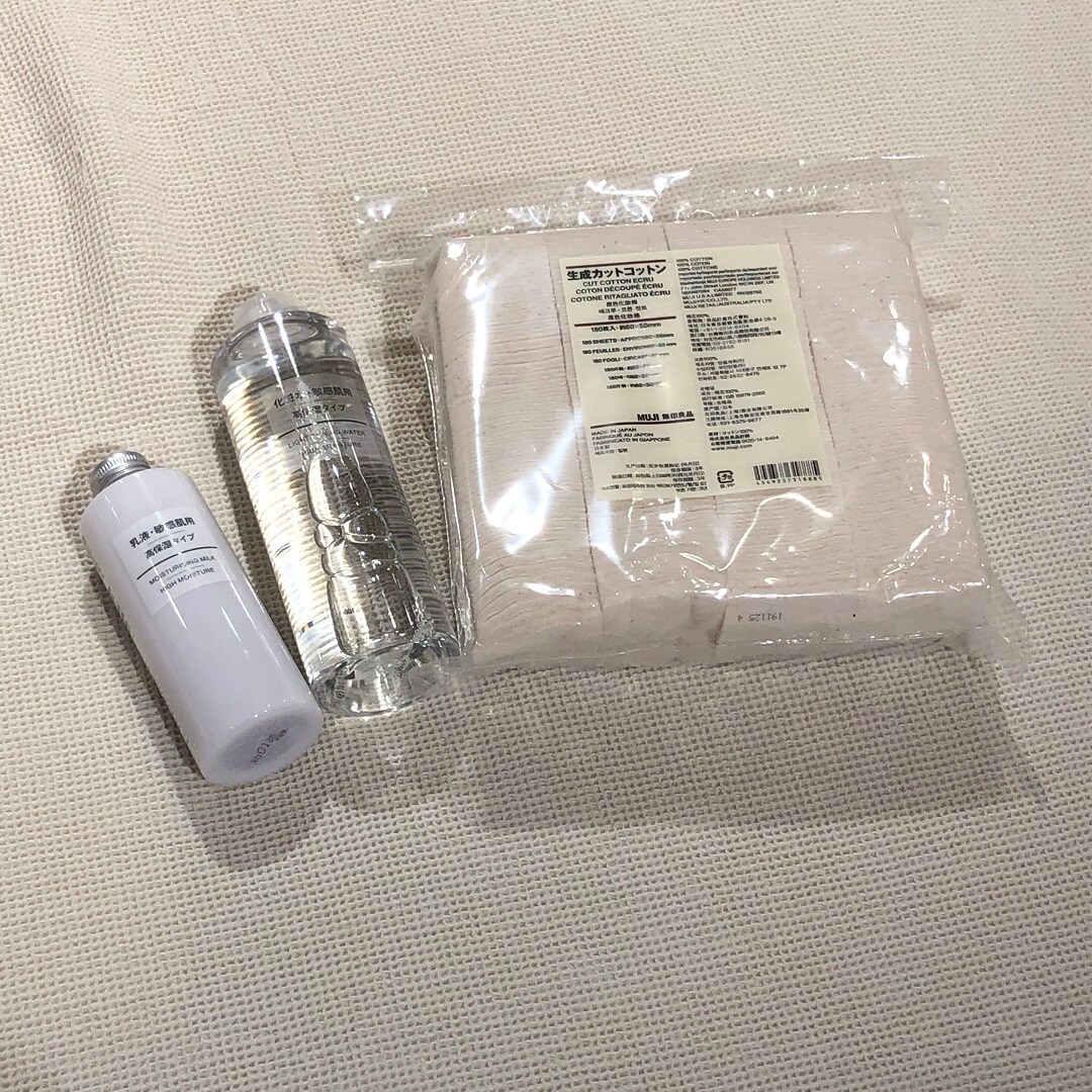 化粧水とコットン