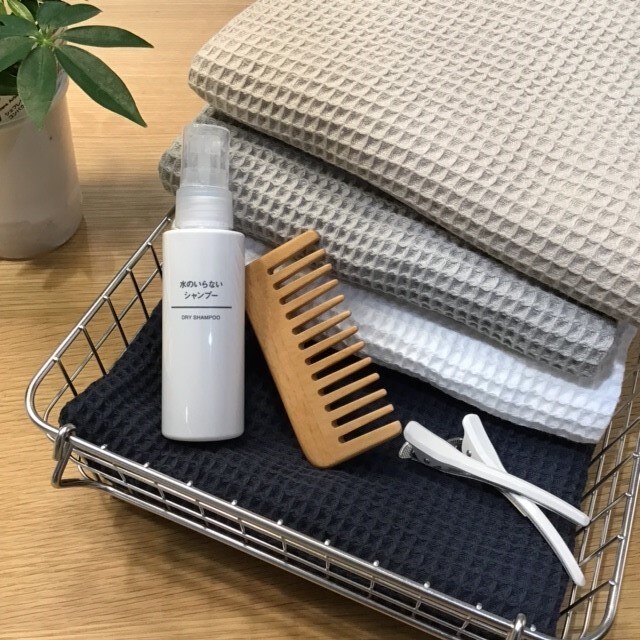 ステンレスワイヤーバスケットとヘアコーム・クリップと水のいらないシャンプー