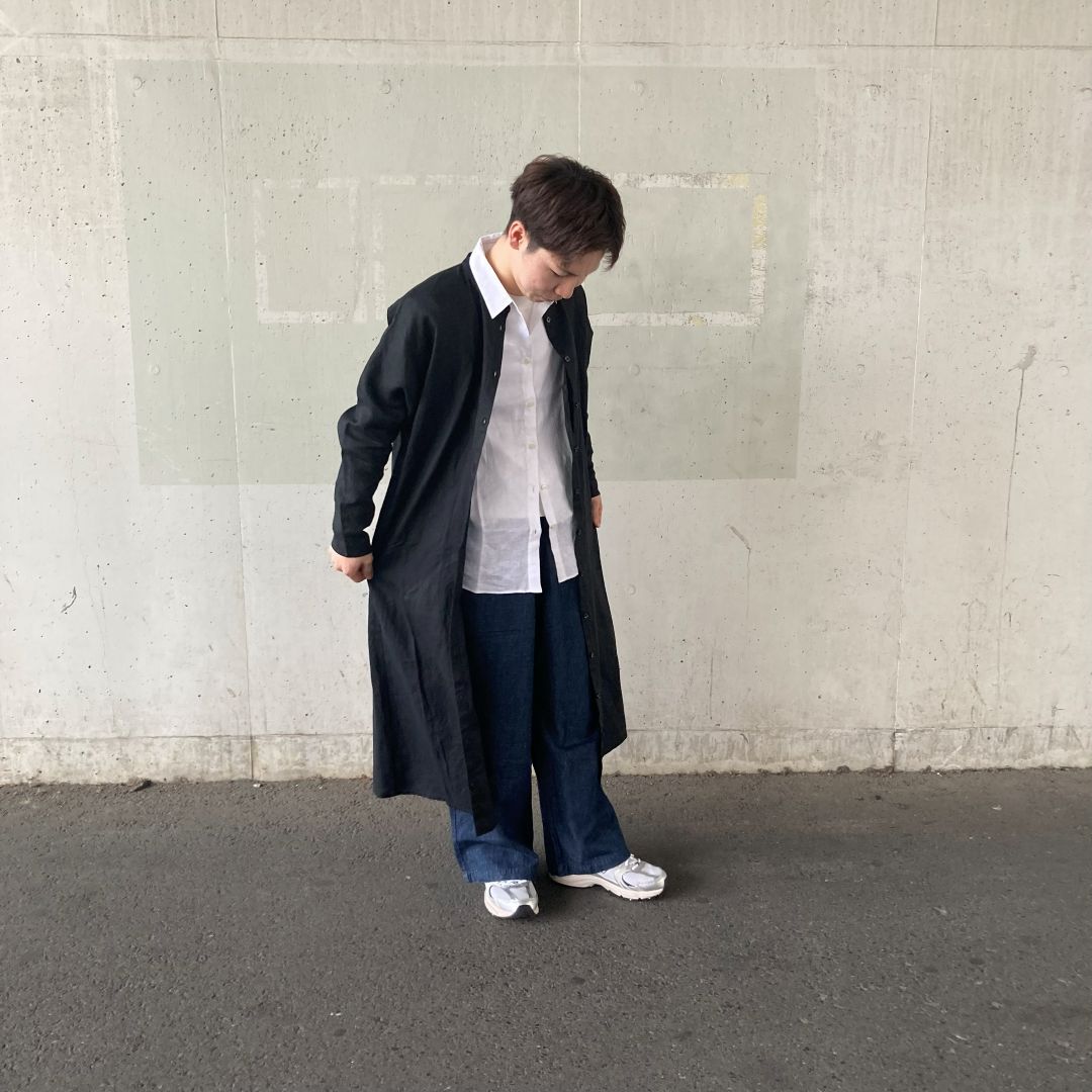 黒いワンピースを羽織った男性