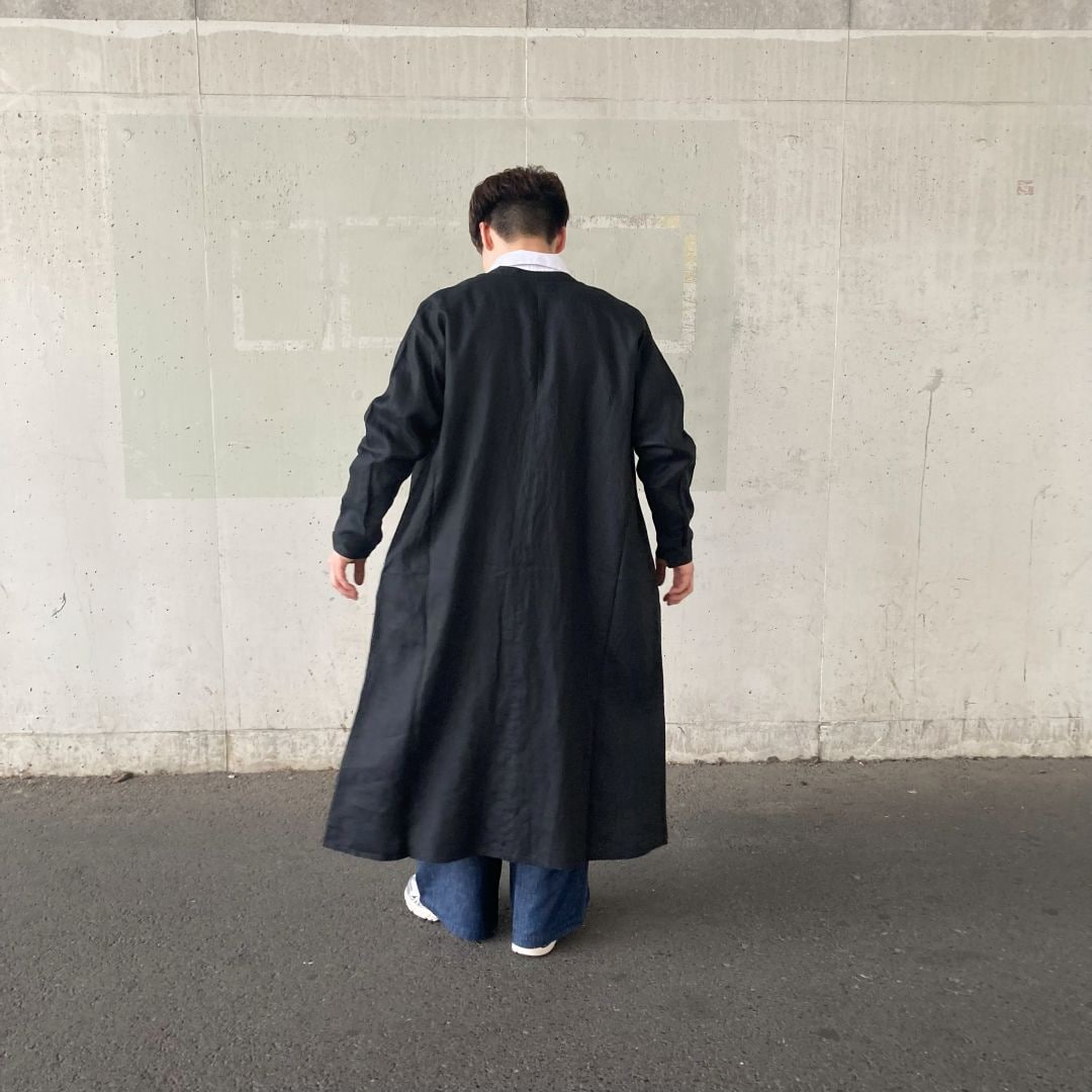 黒いワンピースを羽織った男性