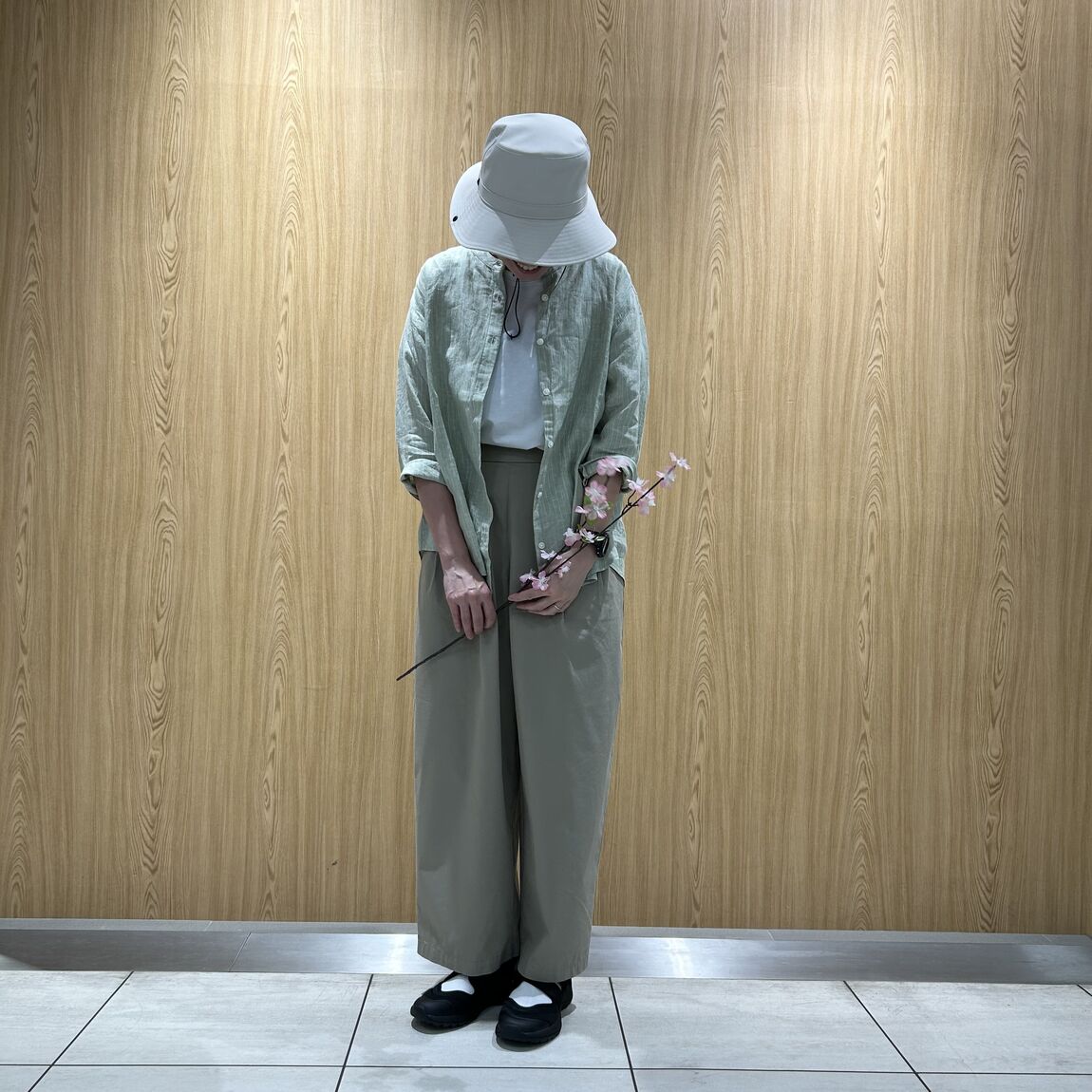 女性スタッフ　クルーネック半袖Tシャツ　白