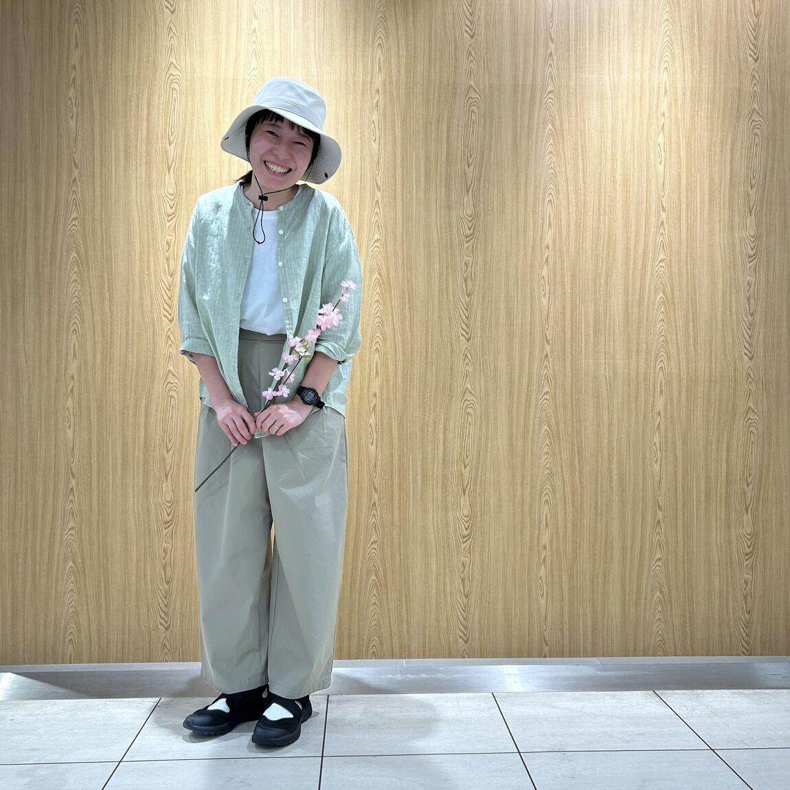 女性スタッフ　クルーネック半袖Tシャツ　白