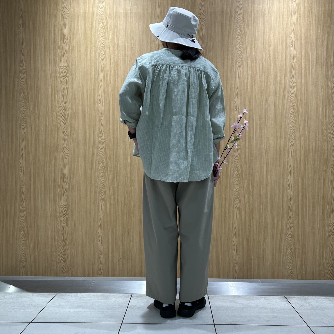 女性スタッフ　クルーネック半袖Tシャツ　白