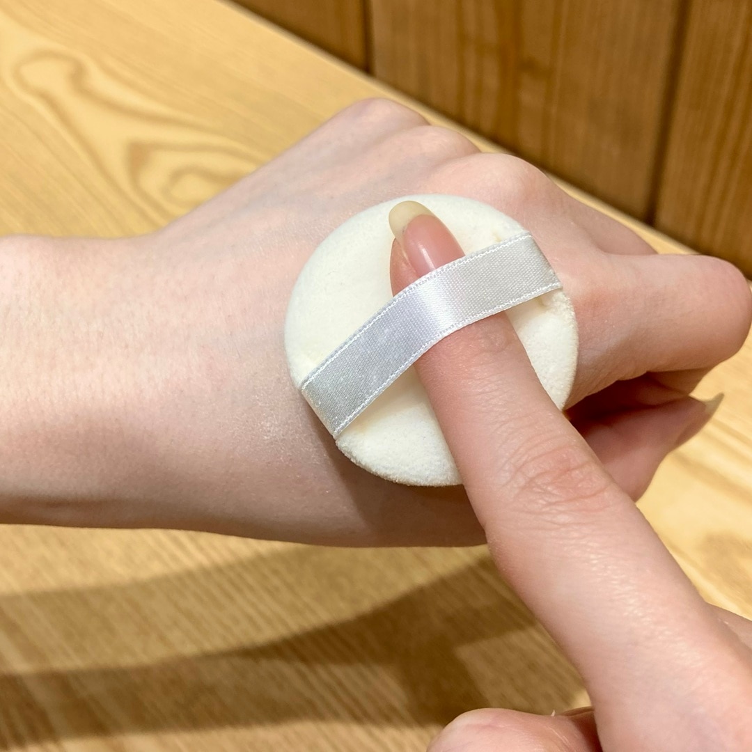 パウダーを塗っている写真