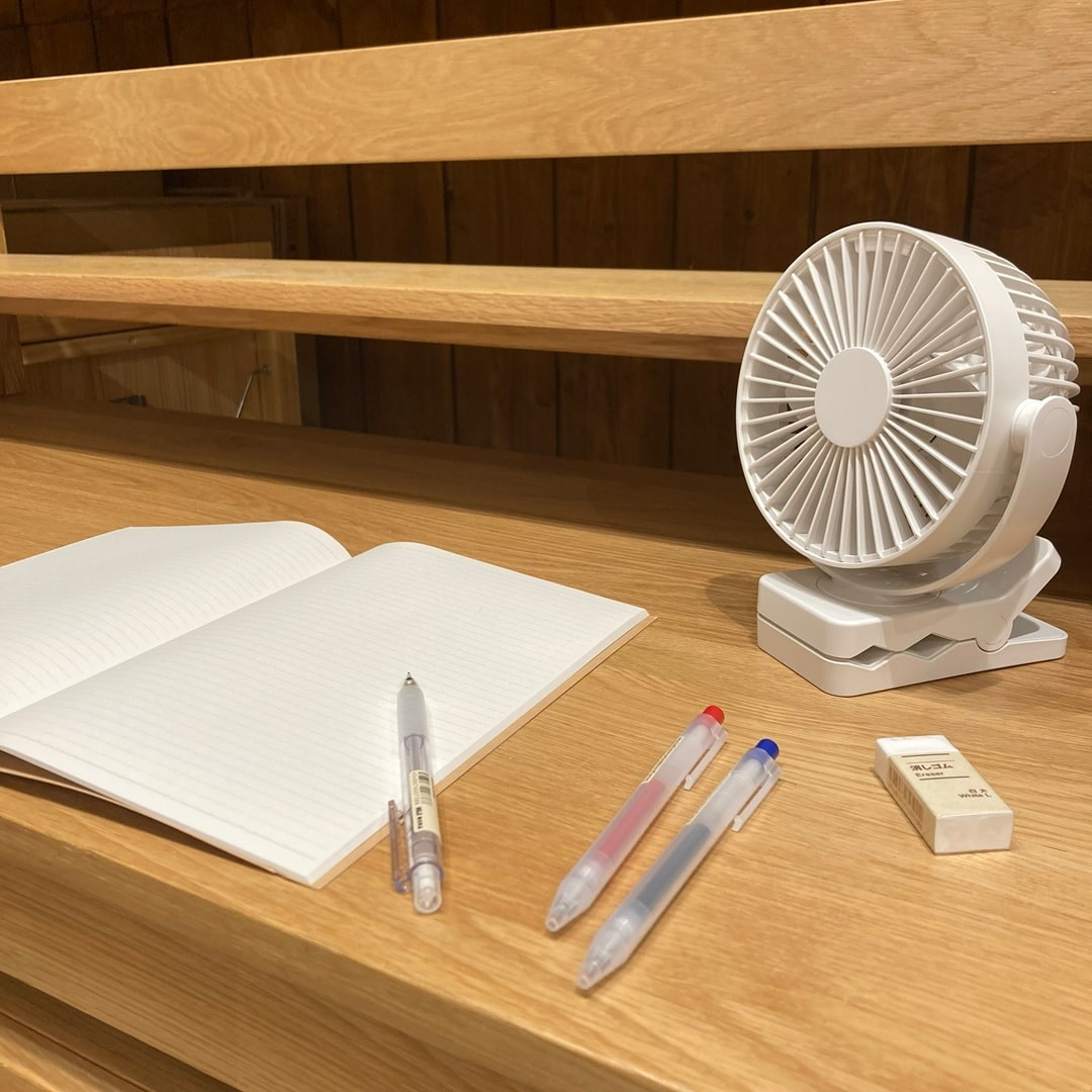 デスクの上に置いて使用している様子