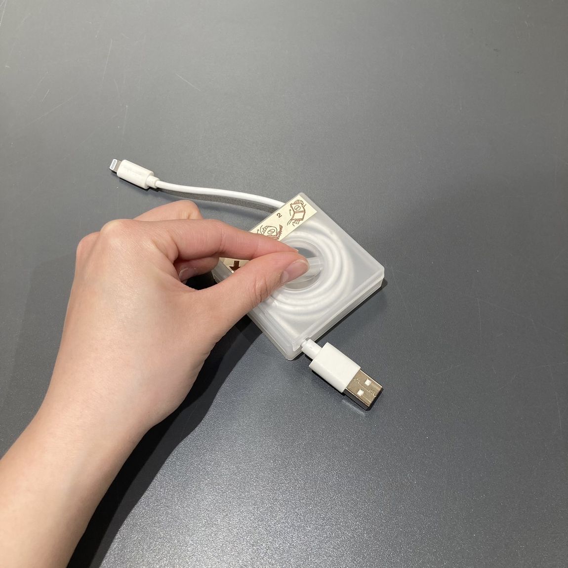 岡山表町商店街】かさばるコードもコンパクトに！「ポリプロピレン　スマホスタンド付ケーブル収納」