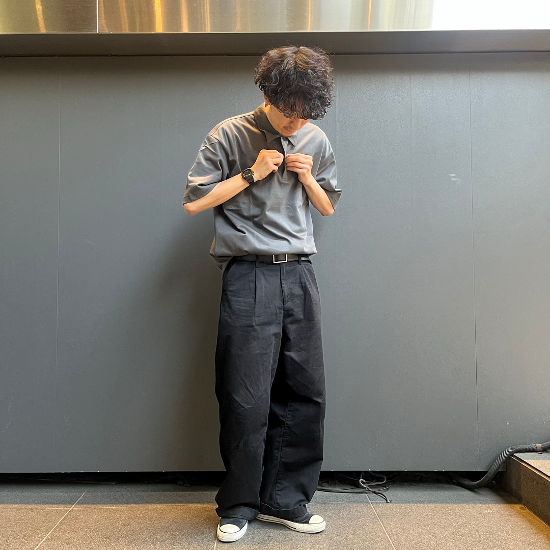 衿元の二つボタンは留め方で印象が変わります
