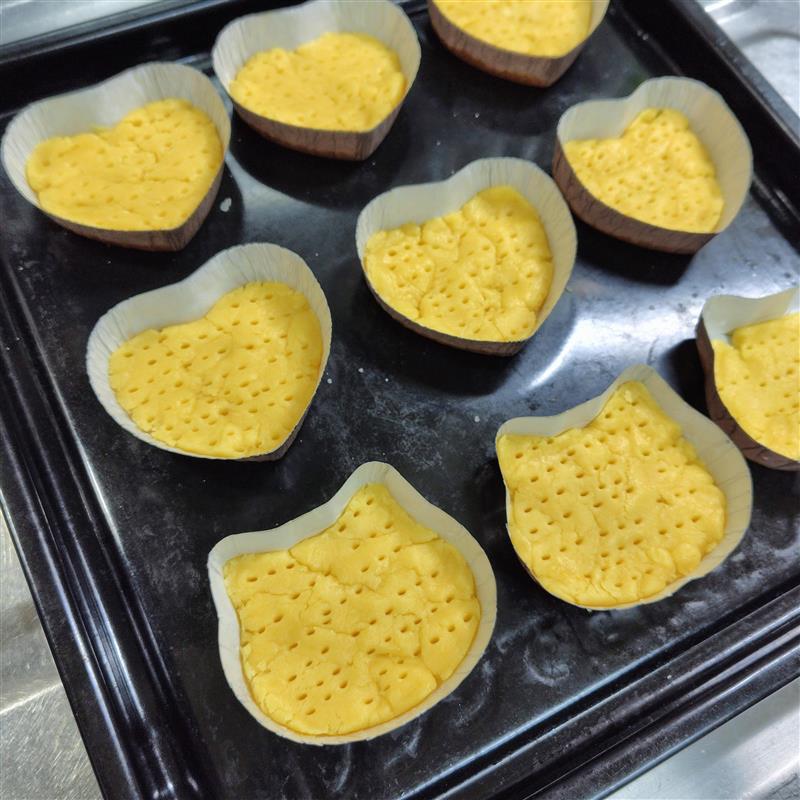 生地にフォークで穴を開ける