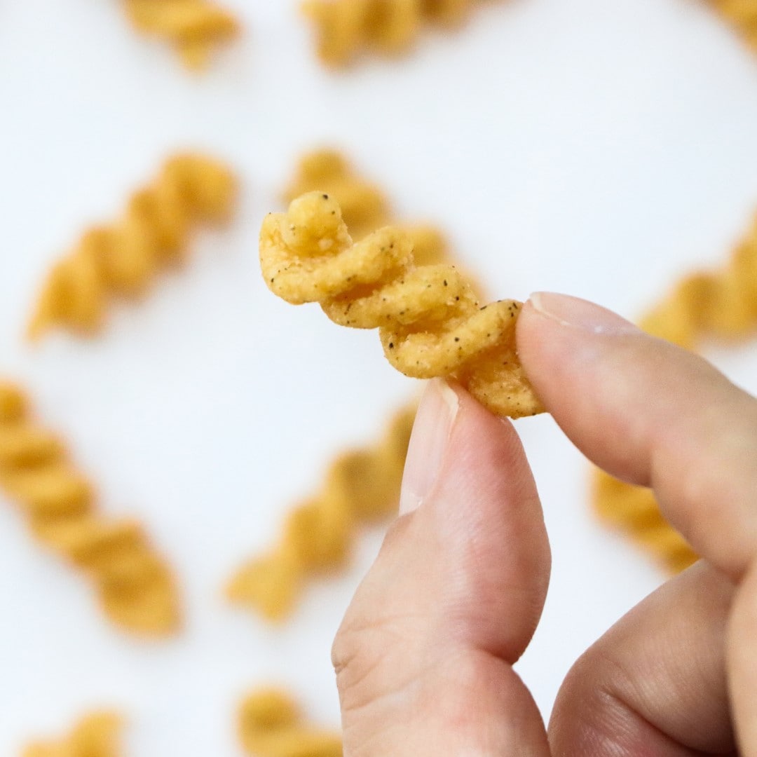 パスタスナック　ブラックペッパー味の写真