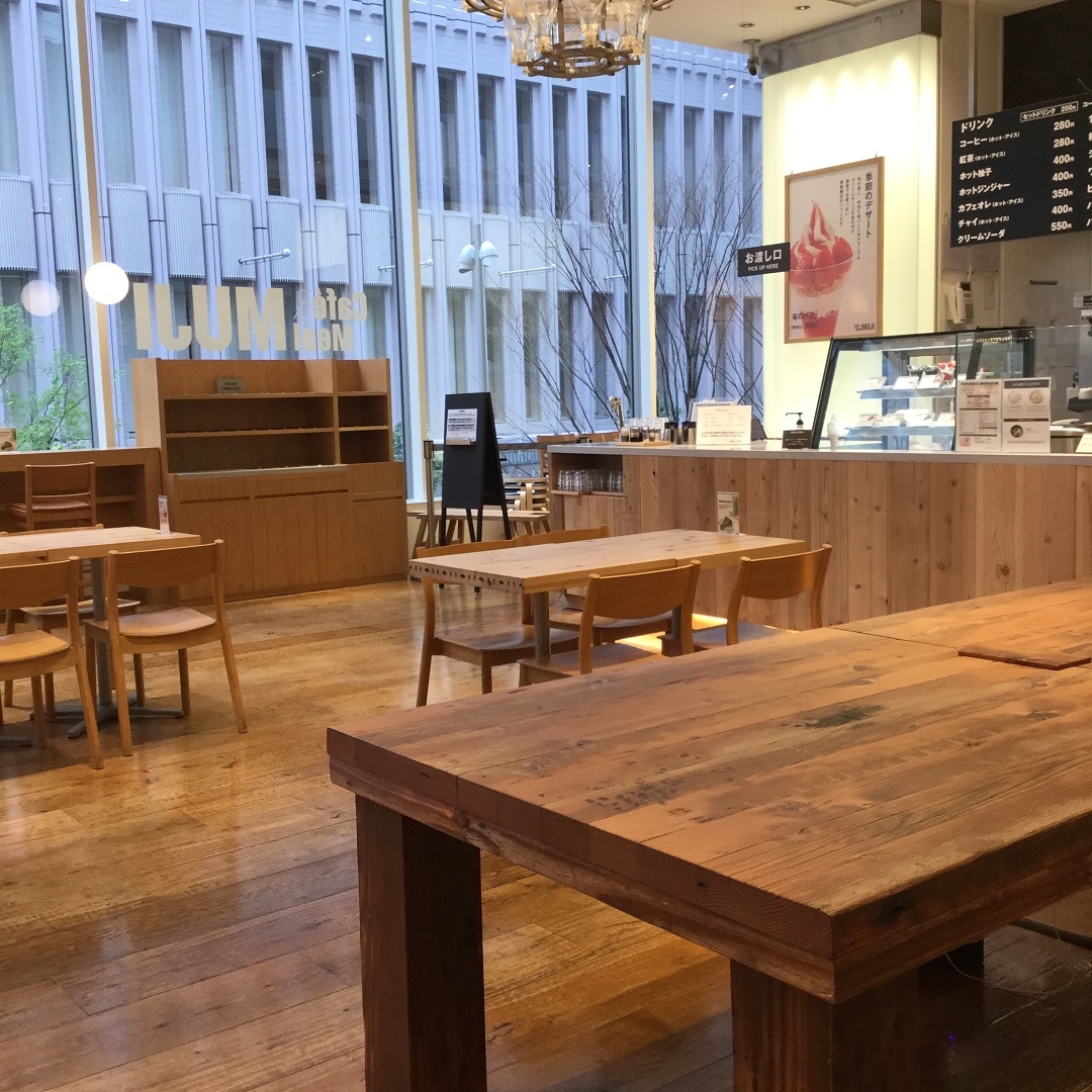 席数を減らした店内画像