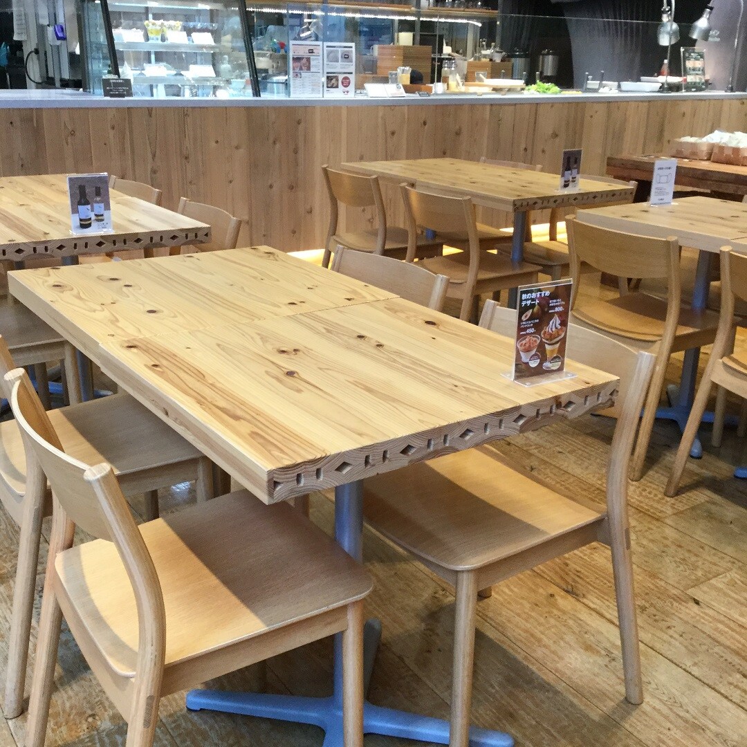 Café&Meal MUJI日比谷】テーブル断面の見通しの良い穴のこと｜ 無印良品