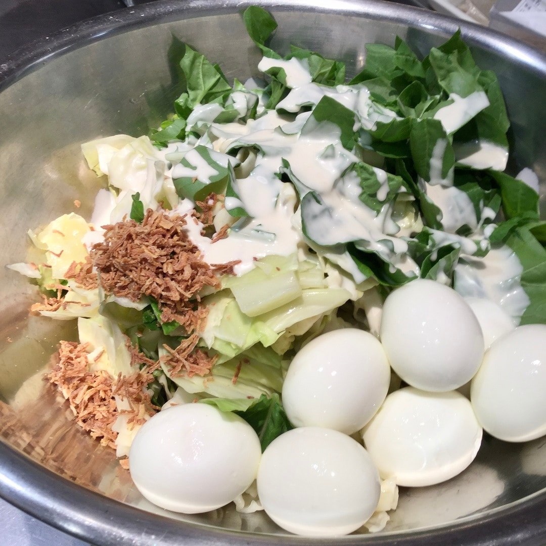 【Café&Meal MUJI日比谷】春キャベツのサラダの材料の写真
