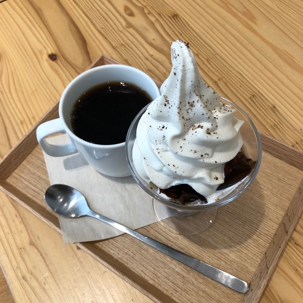 【Café&MealMUJI日比谷】コーヒーゼリーパフェとドリンクの写真