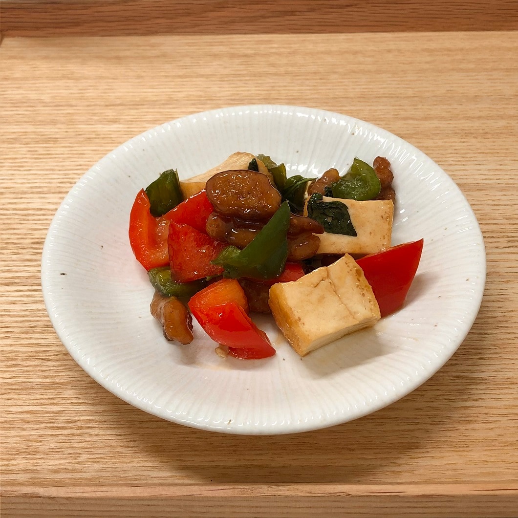 【Cafe&Meal MUJI日比谷】大豆ミートと厚揚げのバジル炒め小皿写真