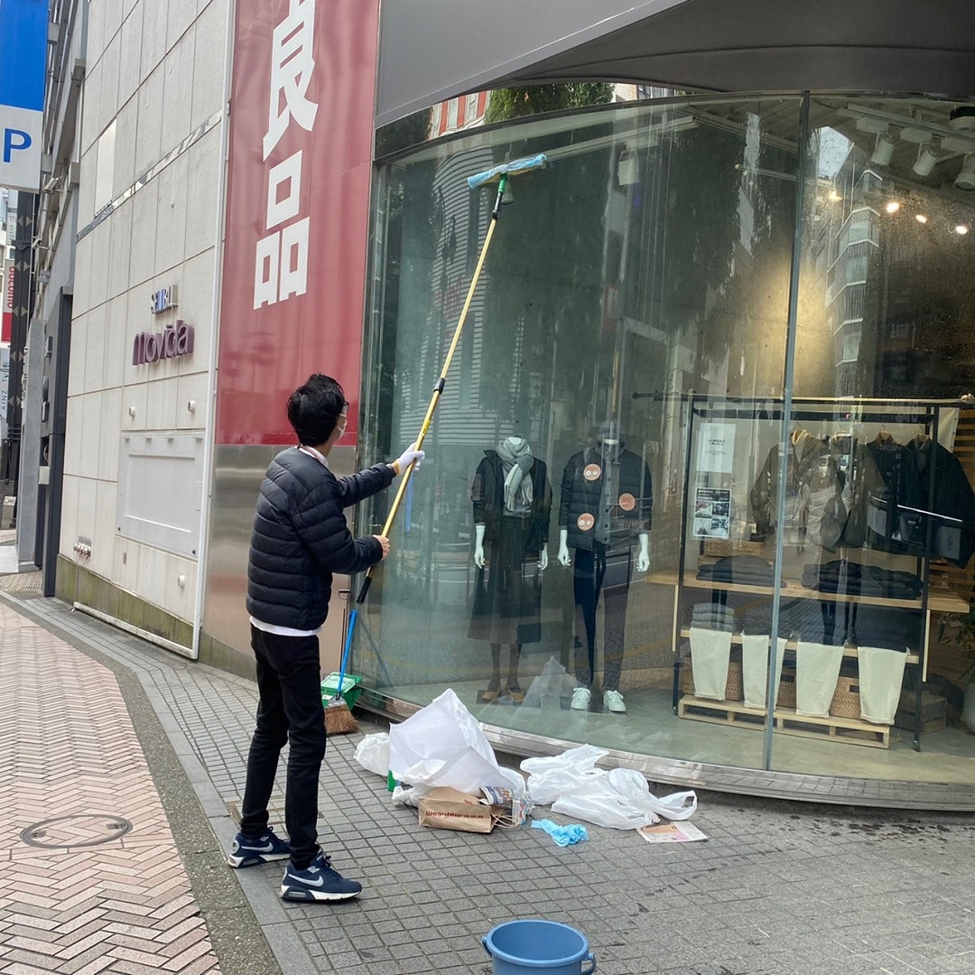 窓ふきの様子