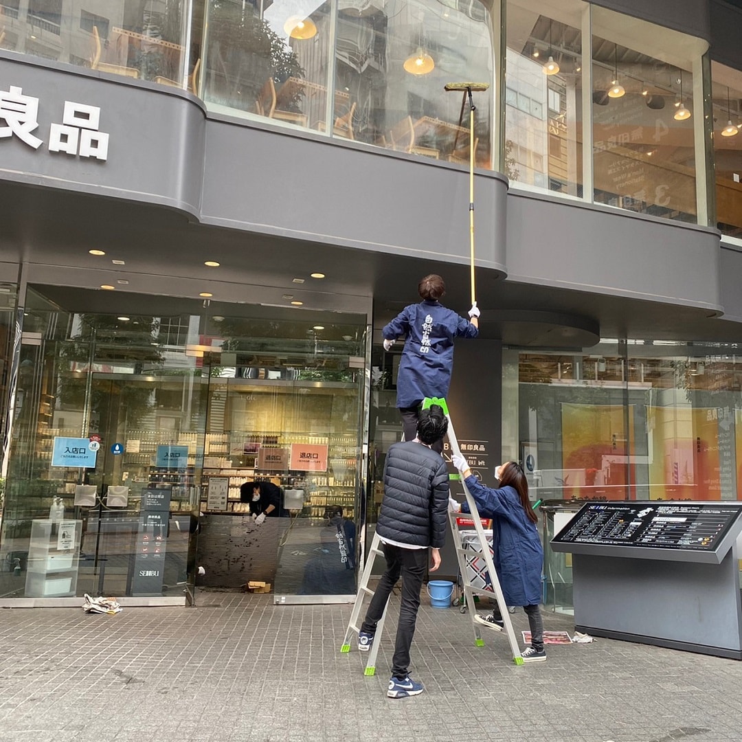 窓ふきの様子